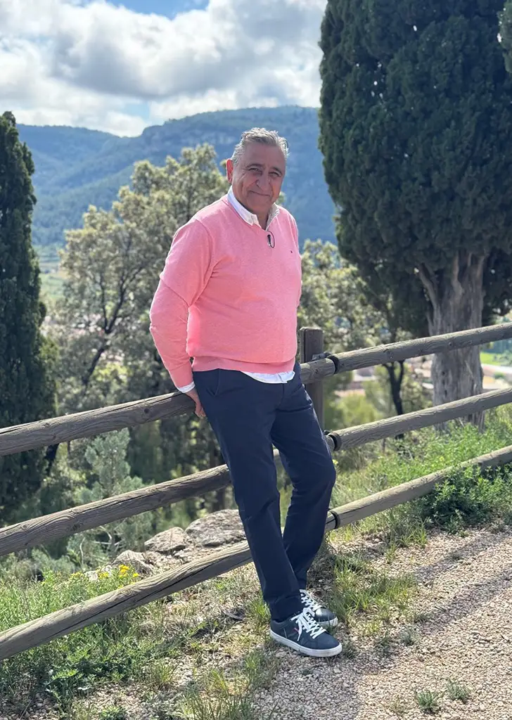Javier Segarra sonriente en mirador