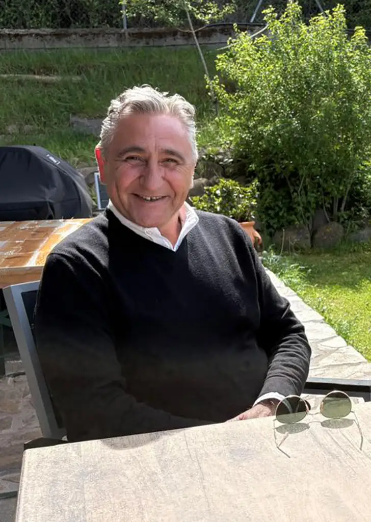 Javier Segarra tomando algo al sol