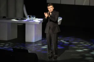 Javier Segarra animando al público