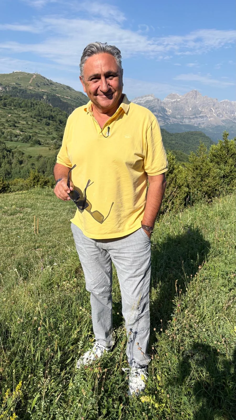 Javier Segarra en un paisaje rural de montaña promoviendo el desarrollo de pequeños municipios