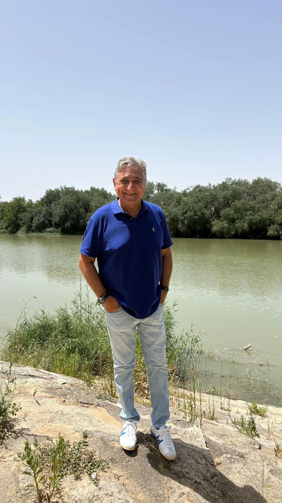 Javier Segarra en un entorno natural vinculado a proyectos de revitalización de pequeños pueblos